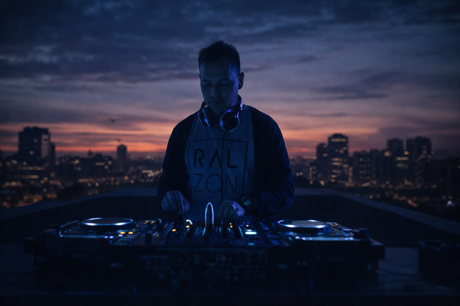 Close nos decks com iluminação azul