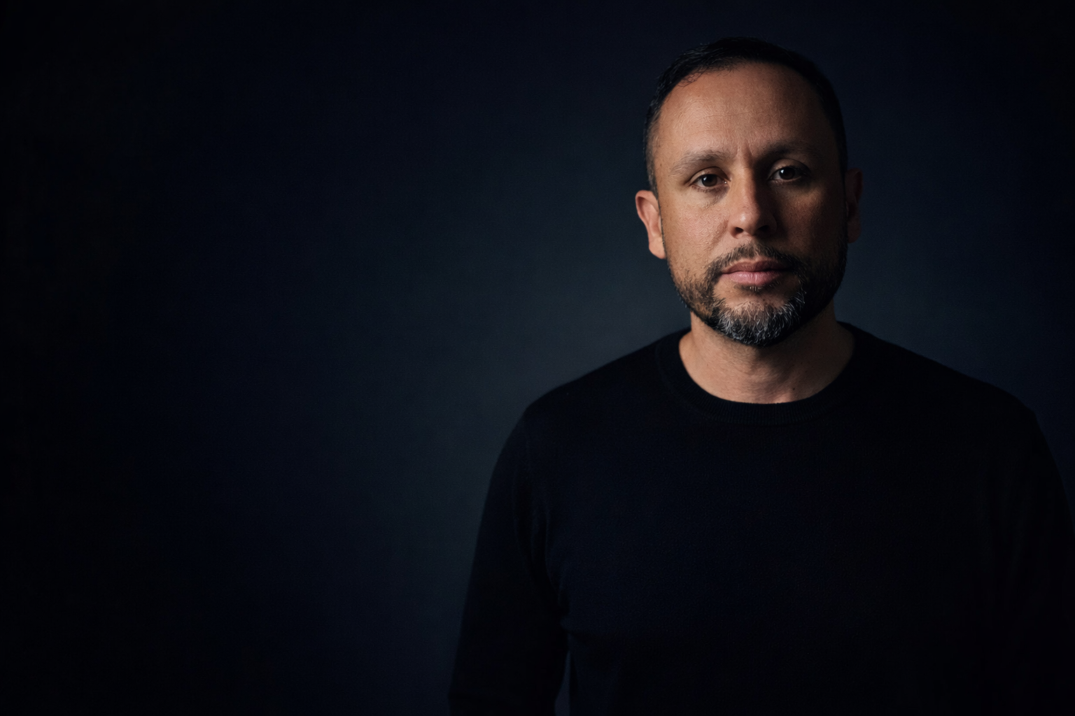 Retrato oficial de DJ Ralzon em fundo escuro